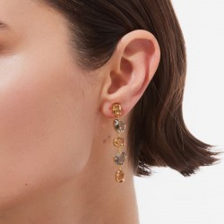 Pendientes largos bañados en oro con cristales color champán de VICTORIA CRUZ