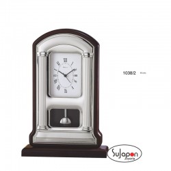 Reloj de sobremesa de madera y plata con péndulo