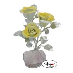 Figura 3 Rosas amarillas de 17 cm. alto, base con mineral