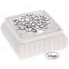 Caja blanca cuadrada con árbol de la vida